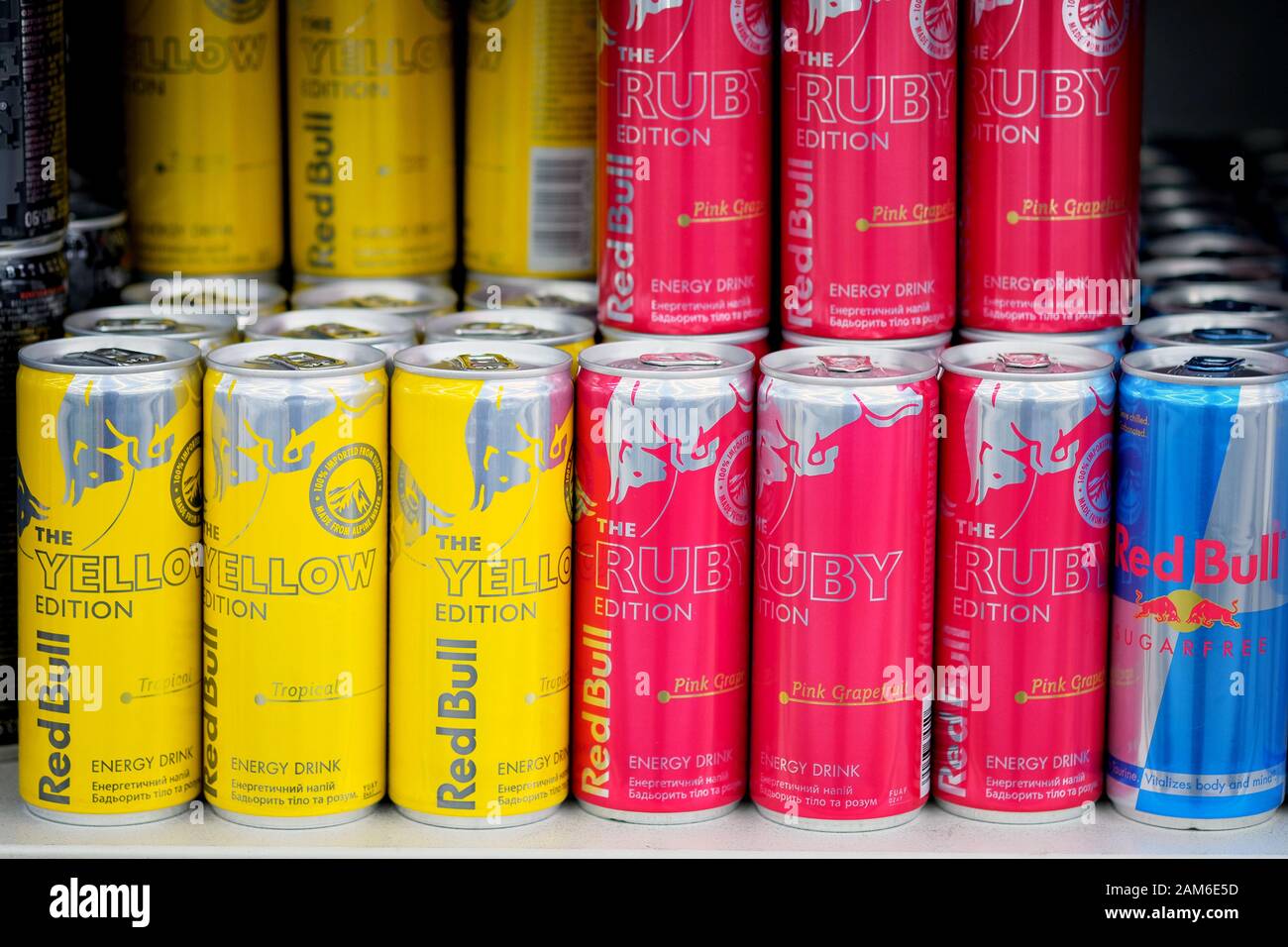 Cans energy drink red bull Banque de photographies et d'images à haute  résolution - Alamy