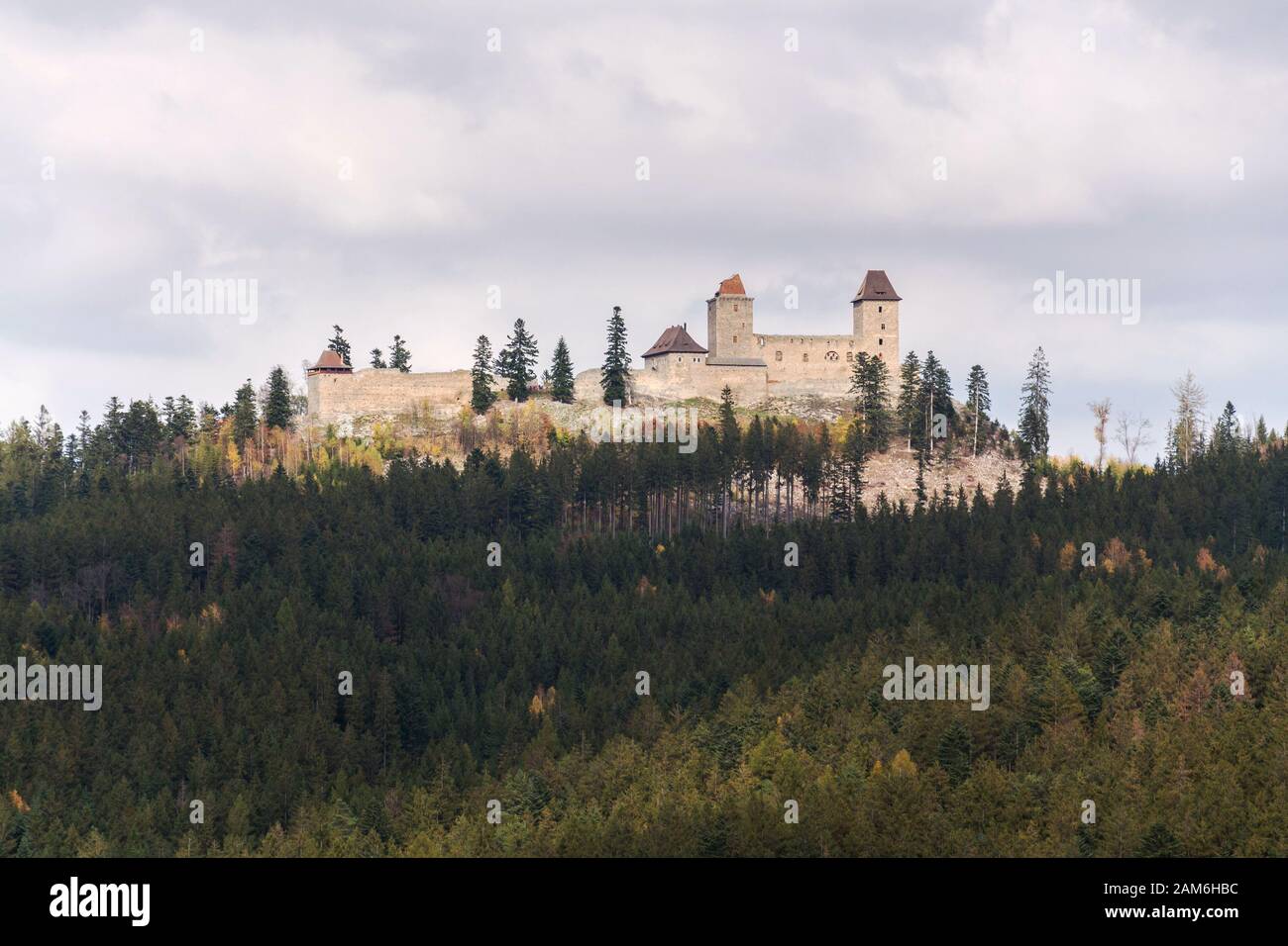 Kasperk médiévale château dans le sud-ouest de la Bohême, République tchèque, Plzen, journée ensoleillée d'automne, la gamme de la région de Sumava Banque D'Images