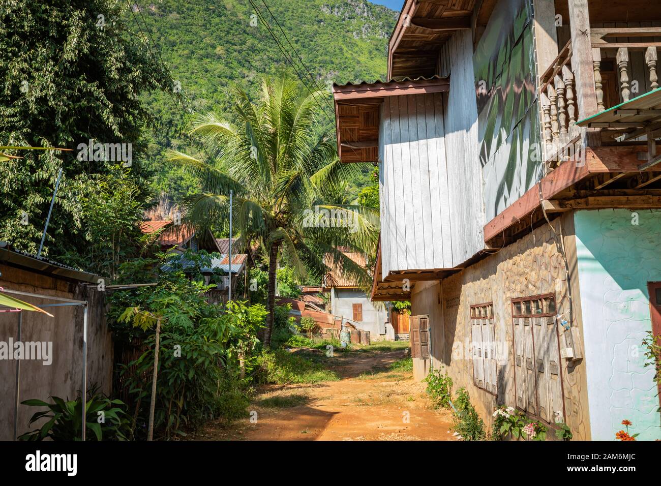 NONG KHIAW, LAOS - Octobre 14, 2019 - Vue d'une route dans un village Nong Khiaw, Laos. Nong Khiaw est une petite ville sur la rive de la rivière d'UO. Banque D'Images