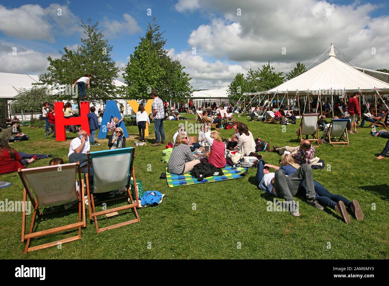Hay-On-Wye, Hay Festival, 24 mai 2015, les gens se détendant lors d'une journée ensoleillée au Hay Festival. ©PRWPhotography Banque D'Images