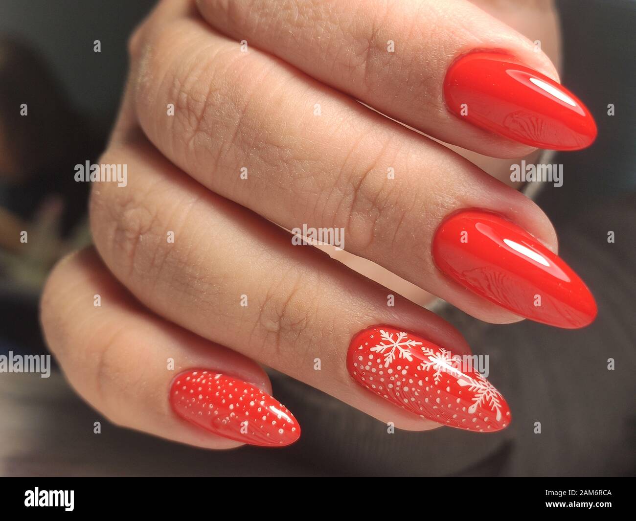 Vernis à ongles. Art manucure. Vernis à Ongles bleu style moderne élégant de  couleur pastel.rose blanc ongles tenant wool matière Chemisier blanc  manches isolés Photo Stock - Alamy