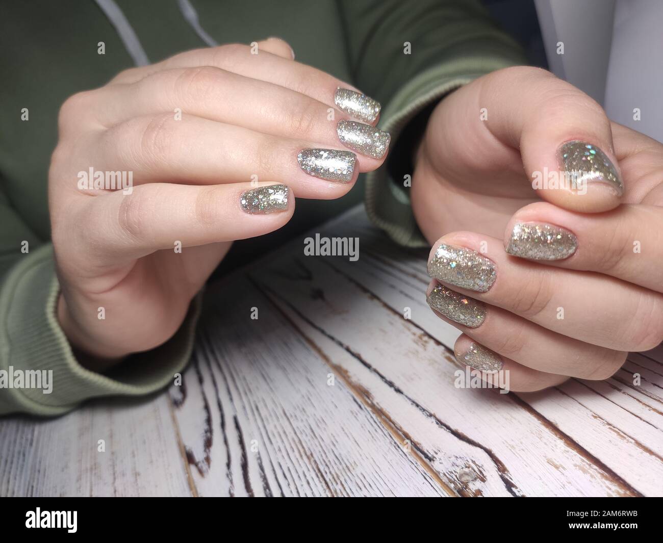 Belle femme avec de beaux ongles manucure noël studio Photo Stock - Alamy