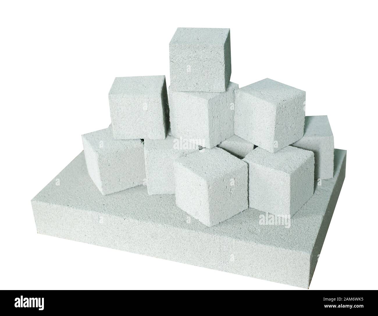 Brique de construction légère isolée sur blanc. Bloc de gypse mousse léger  isolé sur blanc Photo Stock - Alamy