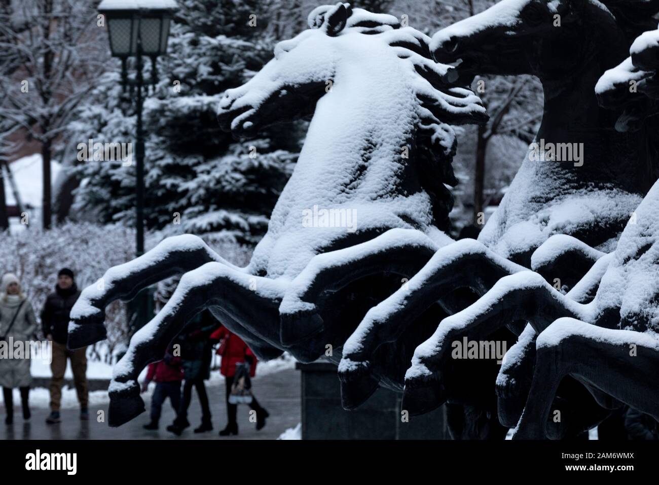 Moscou, Russie. 11 janvier, 2020 Quatre chevaux sculpture sur Carré Manezhnaya dans Moscoow centrale sur le couvercle avec de la neige en hiver Banque D'Images