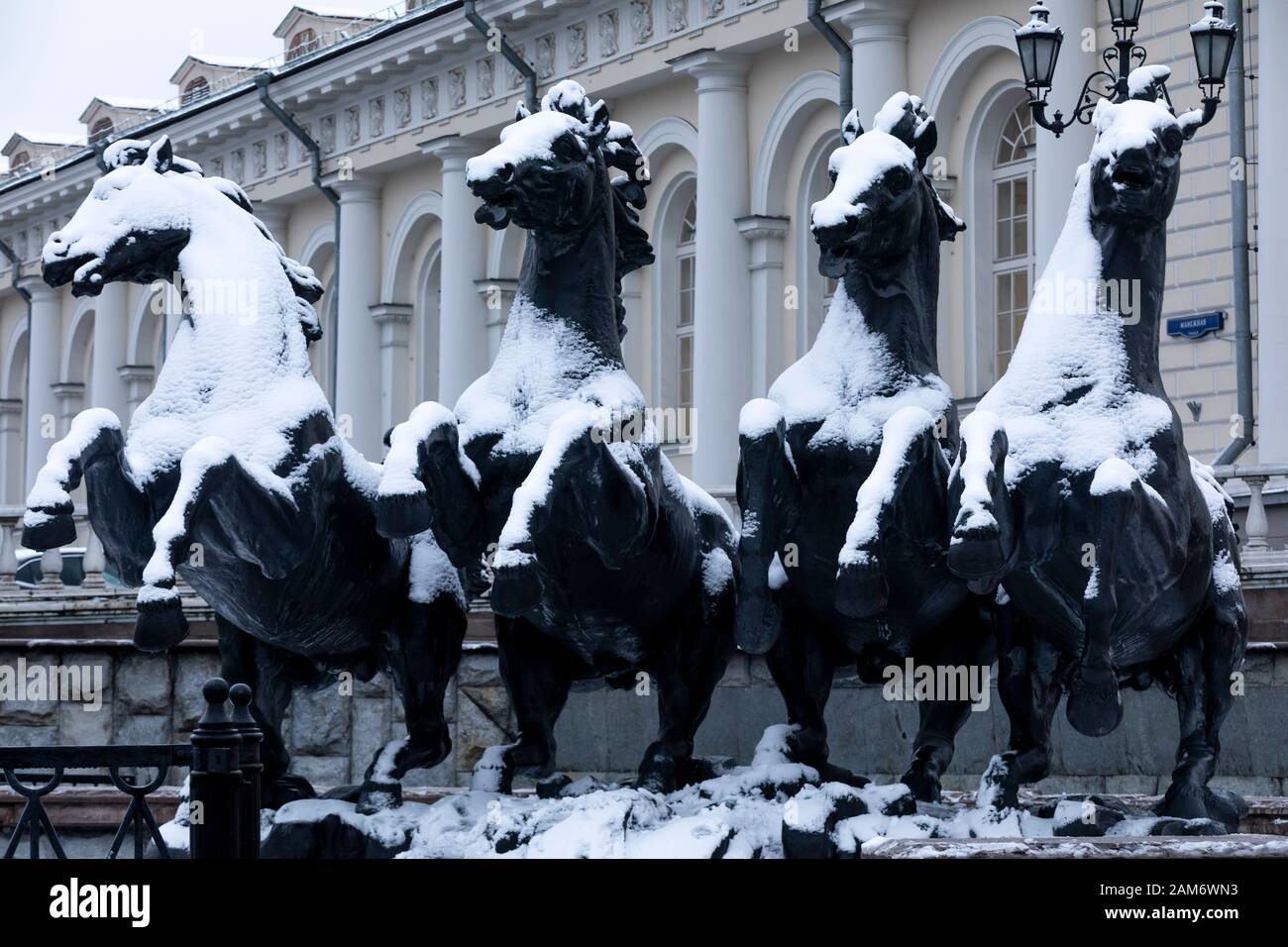 Moscou, Russie. 11 janvier, 2020 Quatre chevaux sculpture sur Carré Manezhnaya dans Moscoow centrale sur le couvercle avec de la neige en hiver Banque D'Images