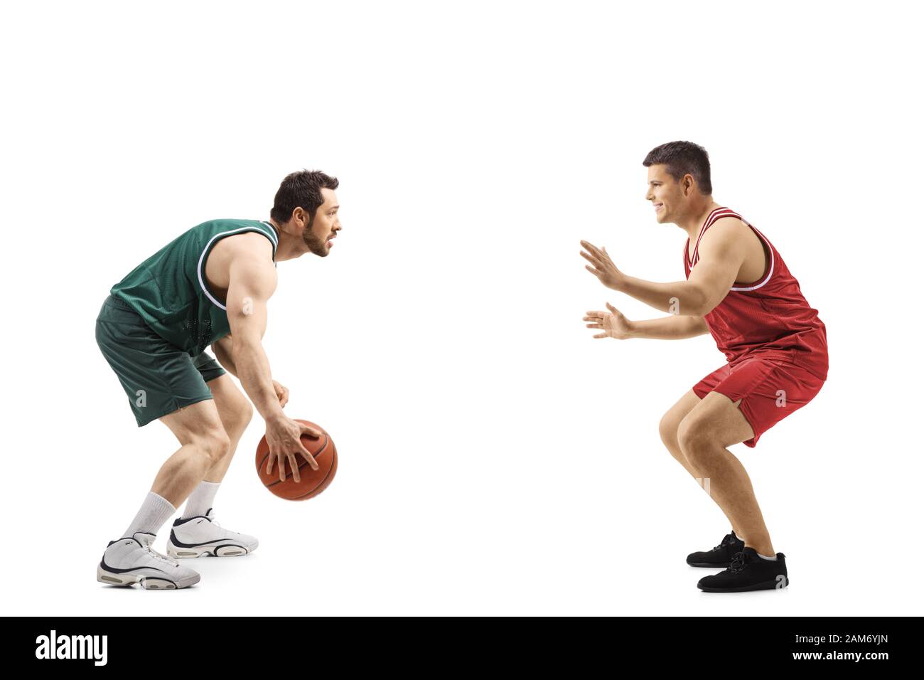 De toute la longueur de deux équipes de joueurs de basket-ball de l'autre jouant un match isolé sur fond blanc Banque D'Images