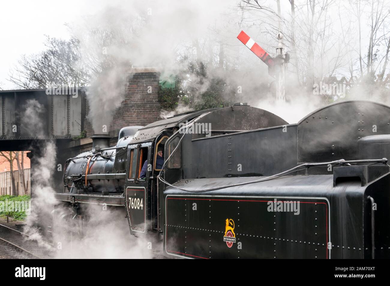 Locomotive à vapeur de la classe 4MT 76084 sur le point de quitter la gare de Sheringham sur le chemin North Norfolk. Banque D'Images