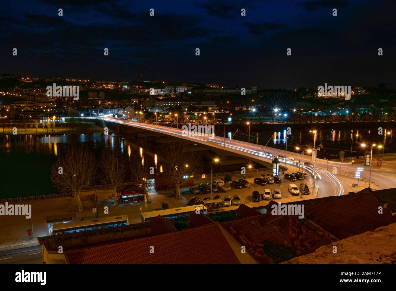 Vue générale sur la rivière Mondego la nuit à Coimbra Portugal Banque D'Images