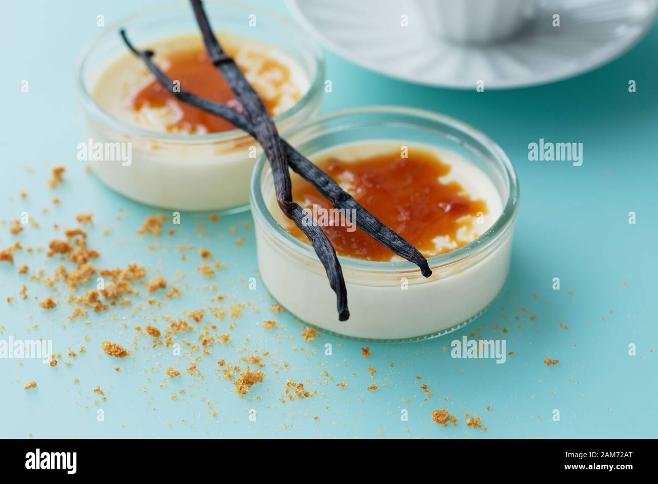 Vue rapprochée de deux portions de dessert crème saumulée, surmontées de sucre caramélisé et de vanille Banque D'Images