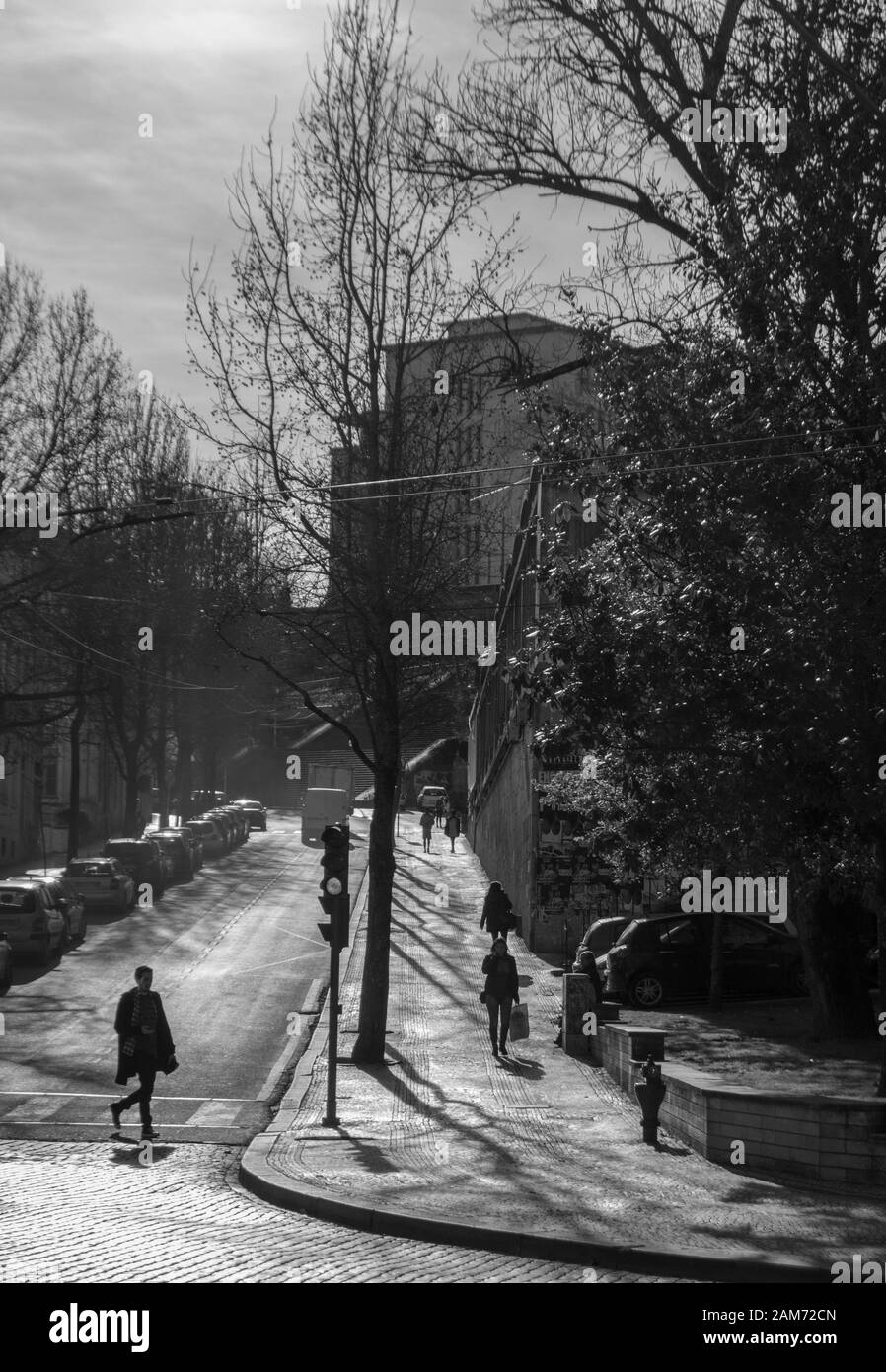 Les gens marchent sur une avenue en direction de l'Université Coimbra de la Praca da Republica à Coimbra Portugal Banque D'Images