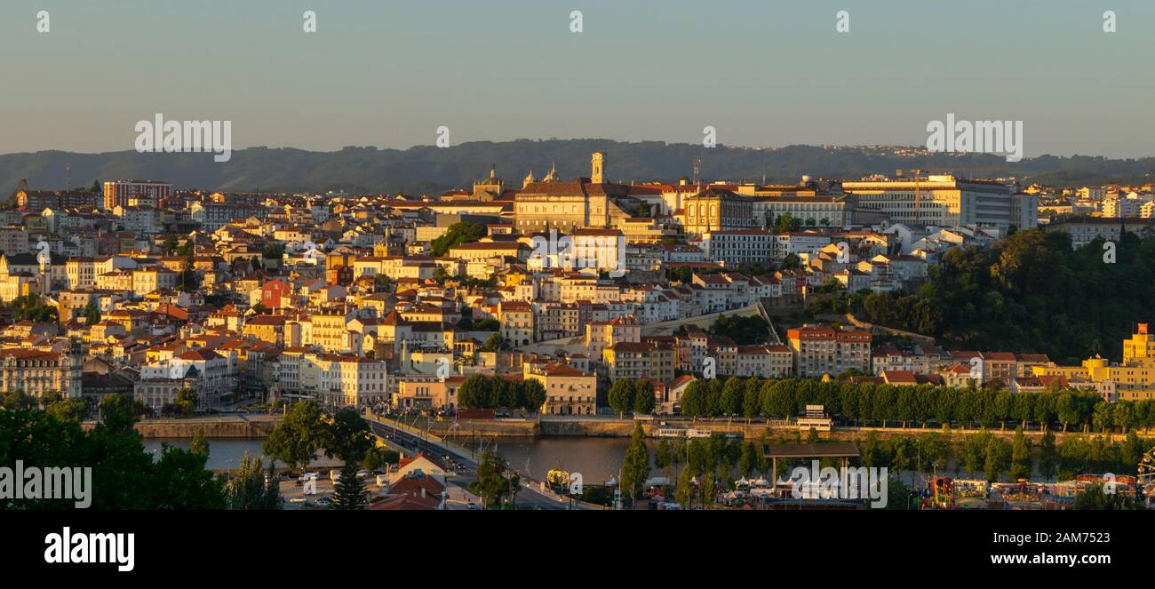 Vue générale de l'ancienne ville universitaire de Coimbra Portugal Banque D'Images