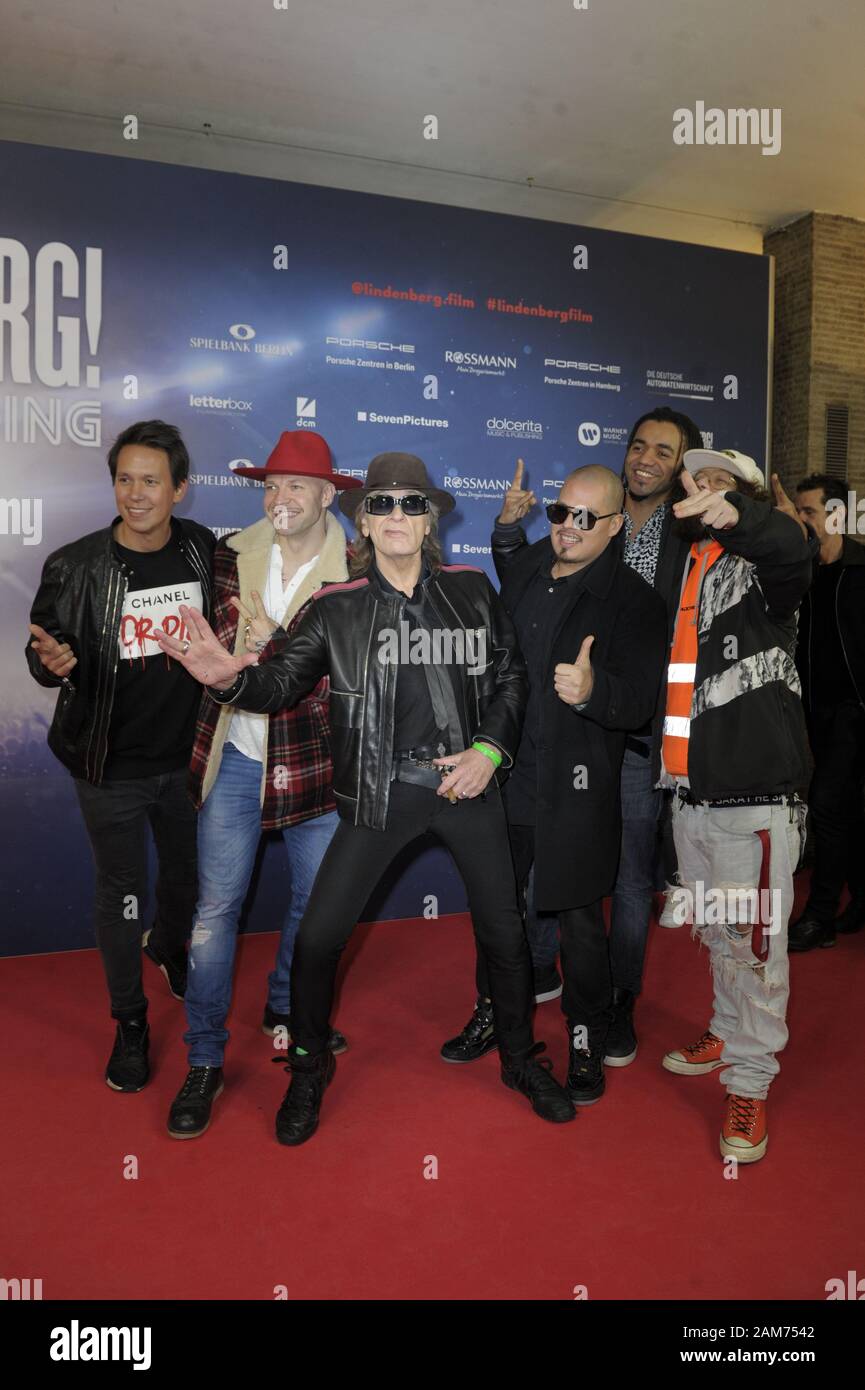 Udo Lindenberg und Culcha Candela bei der Premiere des Kinofilms 'Lindenberg! Mach Dein Ding!' im Kino International. Berlin, 10.01.2020 Banque D'Images