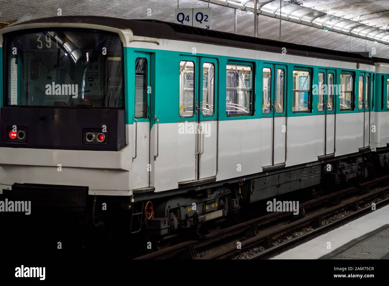 Métro Paris à la station Banque D'Images