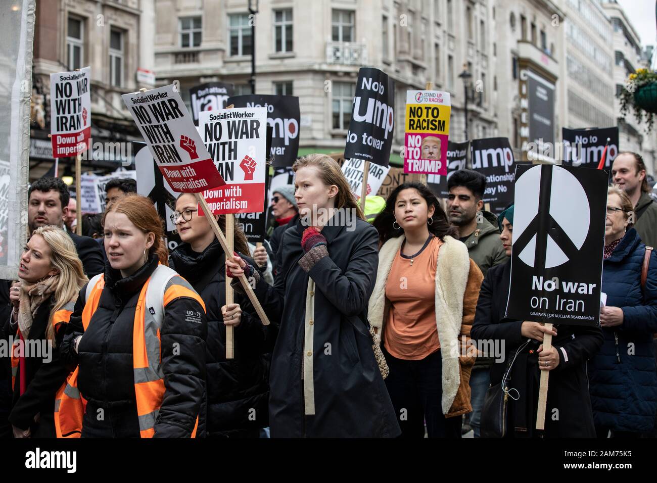 Protestation contre la « guerre sans guerre contre l'Iran » et discours prononcés par les principaux politiciens du Parti travailliste, Trafalgar Square, Londres. Banque D'Images