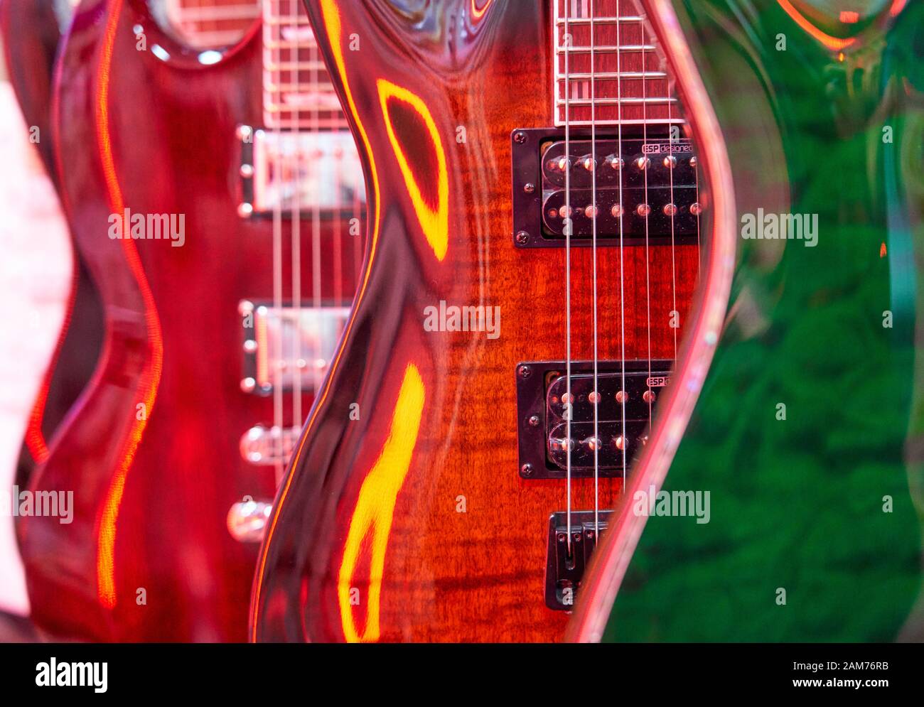 Guitares en vente dans une boutique de Cardiff, au sud du Pays de Galles Banque D'Images