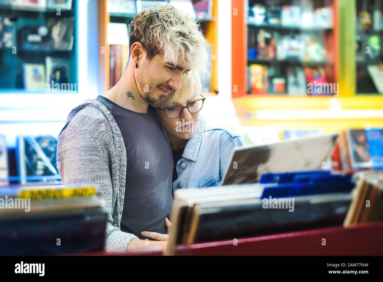 Jeune couple Vintage vinyl LP dans les dossiers Shop Banque D'Images