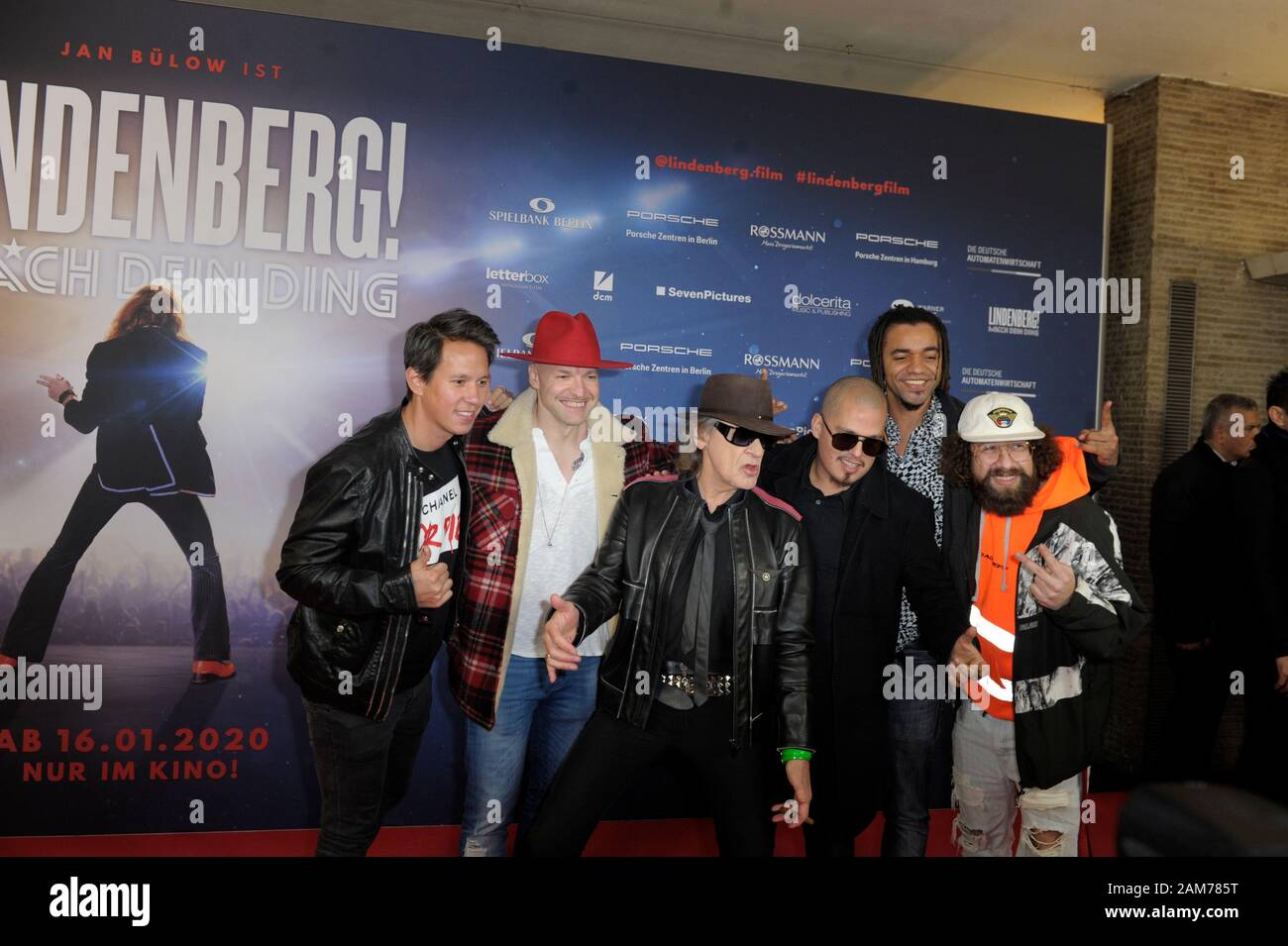 Udo Lindenberg und Culcha Candela bei der Premiere des Kinofilms 'Lindenberg! Mach Dein Ding!' im Kino International. Berlin, 10.01.2020 Banque D'Images