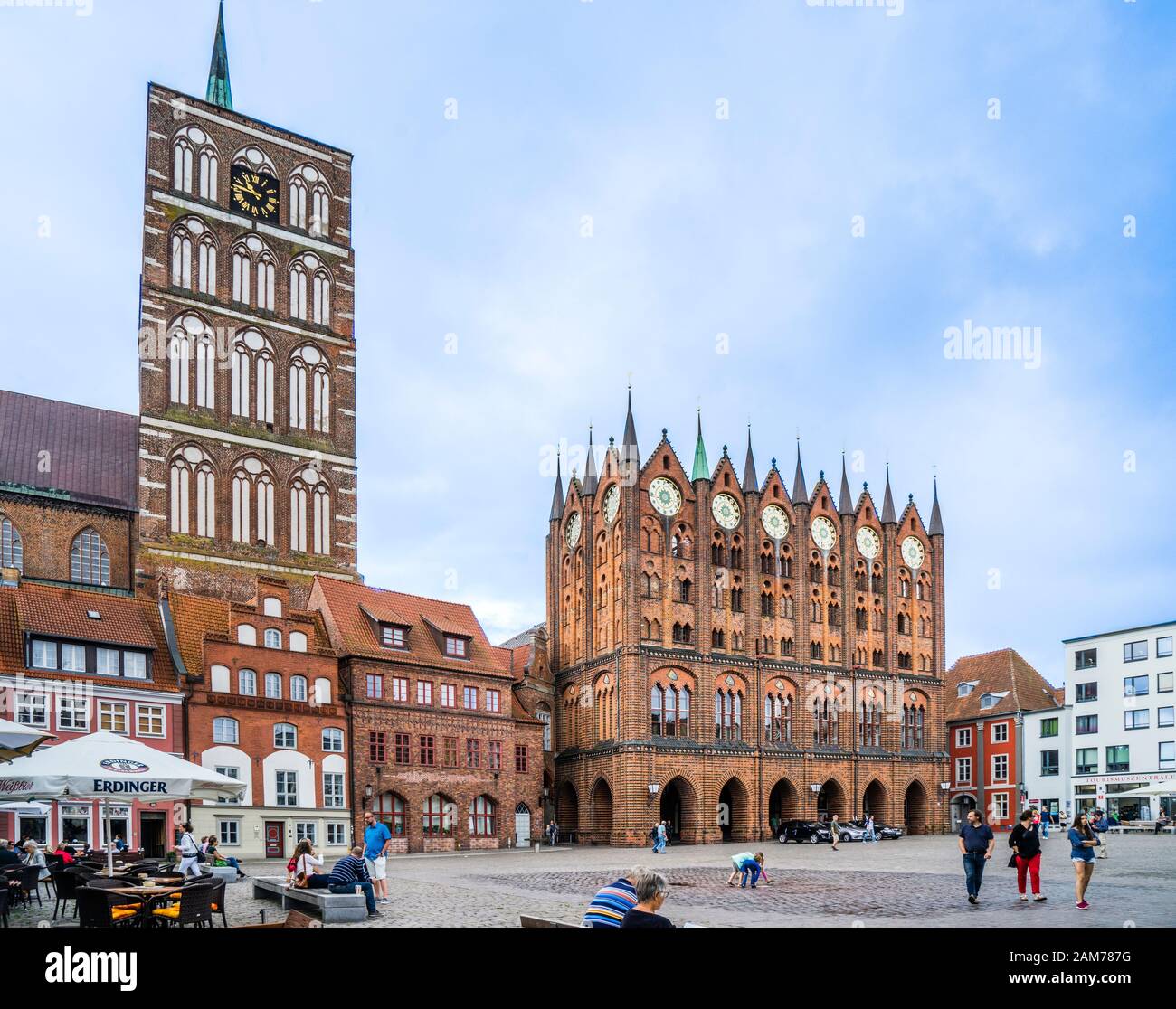 Place du vieux marché Stralsund, avec mairie et église Saint-Nicolas (Nikolaikirche), Haseatic ville de Stralsund, Mecklembourg-Poméranie-Occidentale, Allemagne Banque D'Images