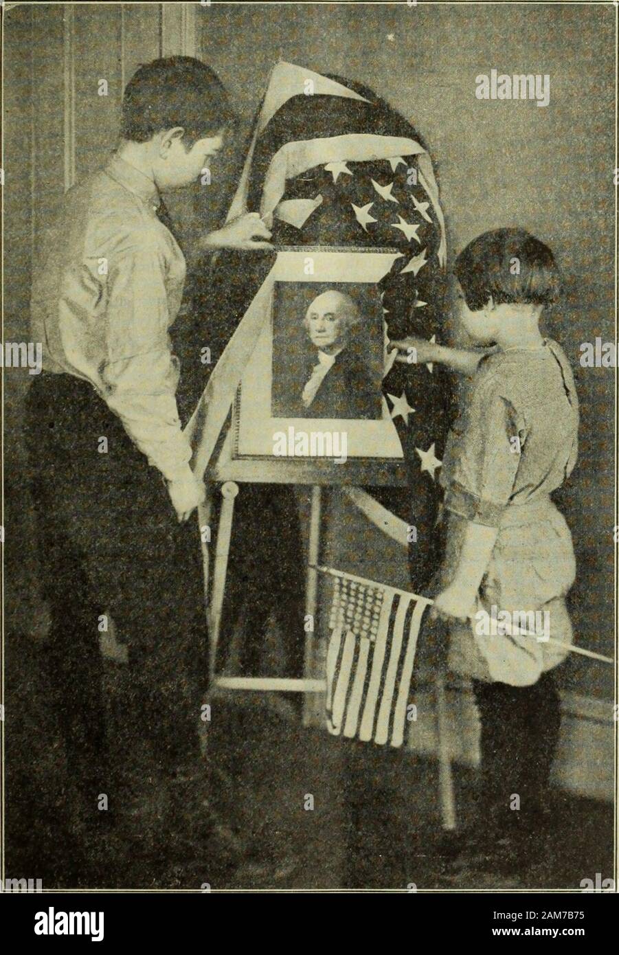 American messenger . roues ronronnement-rouge ? Et maintenant, je veux vous montrer l'entraîneur. Venir de cette façon. Oh, mère, s'exclama Jack, regardez-ing dans la chambre d'Entraîneur, ce que afunny vieux transport ! C'est que le oneWashington utilisé ? Non, mais c'était un tout, mais plus beaucoup likeit magnifique. Washingtonscoach est venu d'Angleterre, mais il wasdestroyed après sa mort. par une cavalcade de messieurs et escortedinto la ville, où un groupe jouait, et,le soir, feu d'artifice ont été mis sur pied.Tout le chemin s'étaient accueillis avec en-thusiasm, et 1 n'ont aucun doute que thechildren ont été caressé par tout le monde. Les enfants vivaient Custis Banque D'Images