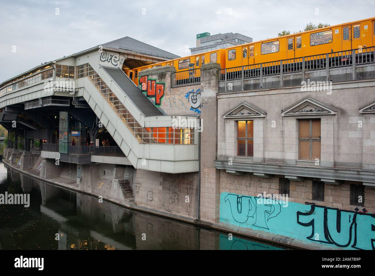 La station de métro Hallesches Tor vue de Tempelhofer Ufer. Photos de voyage de Berlin. Banque D'Images