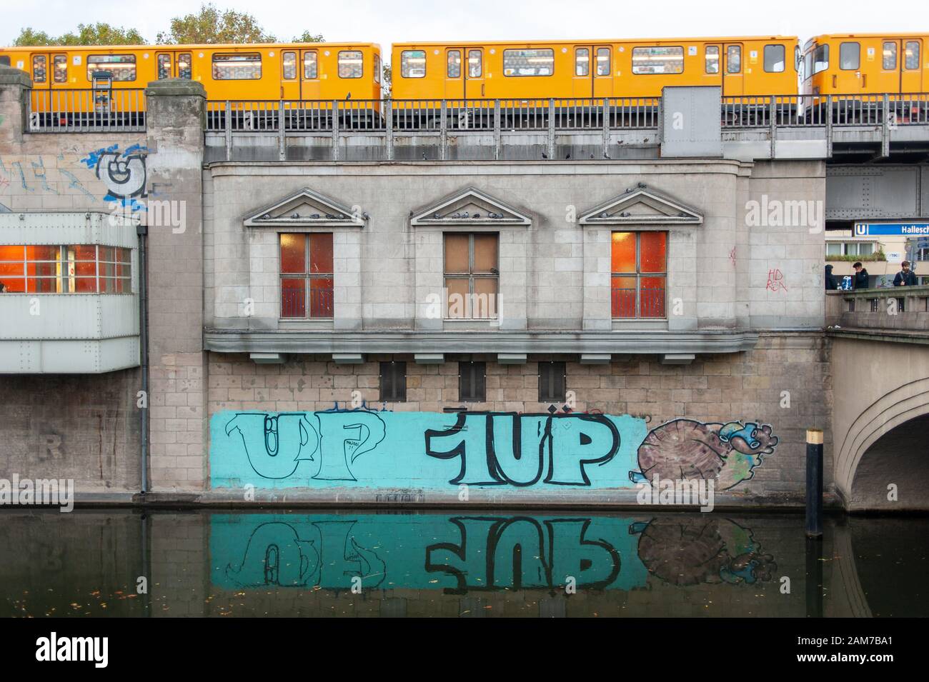La station de métro Hallesches Tor vue de Tempelhofer Ufer. Photos de voyage de Berlin. Banque D'Images