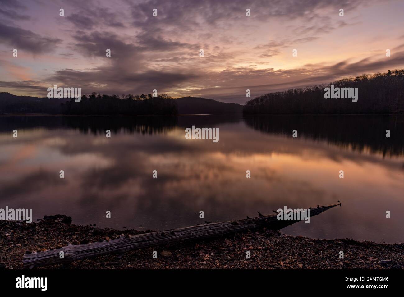 Lever Du Soleil - Lac Sidney Lanier. Magnifique réflexion au lever du soleil le matin d'hiver sur le lac Lanier au parc Wahoo Creek. Lever Du Soleil - Lac Sidney Lanier Magnifique W Banque D'Images