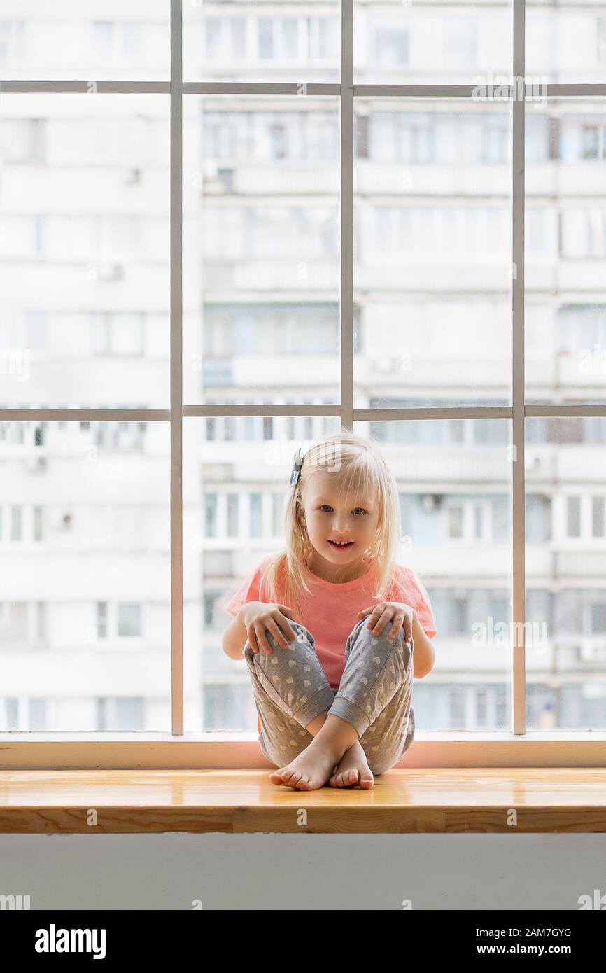 Bonne mignonne fille souriant en pratiquant le yoga assis dans lotus poser asana avec des jambes croisées Banque D'Images