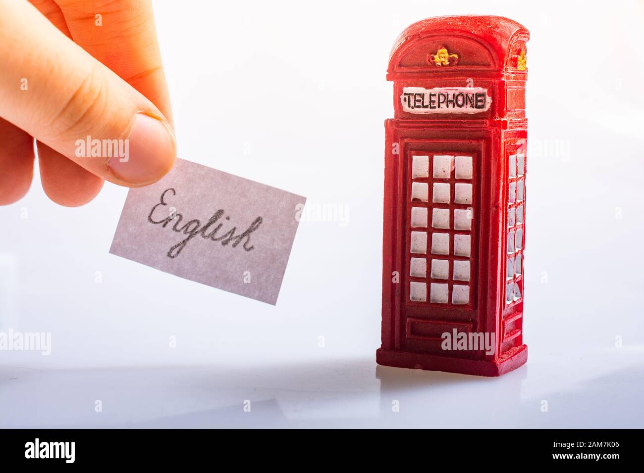 Notepaper avec libellé anglais près du stand de téléphone britannique Photo  Stock - Alamy