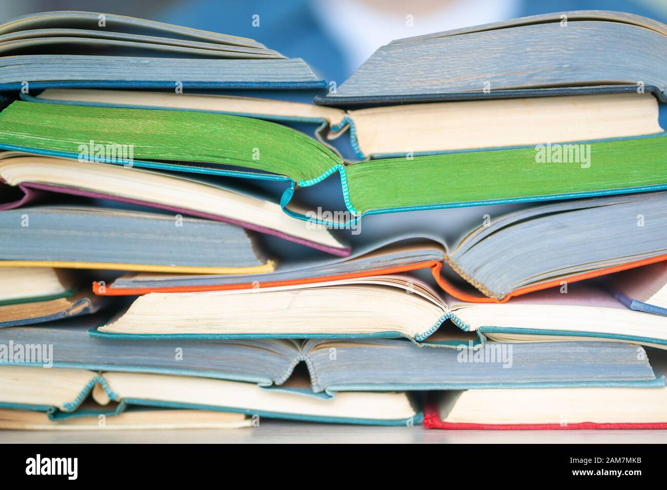 Pile de livres ouverts multicolores closeup, éducation, lecture, retour au concept scolaire Banque D'Images