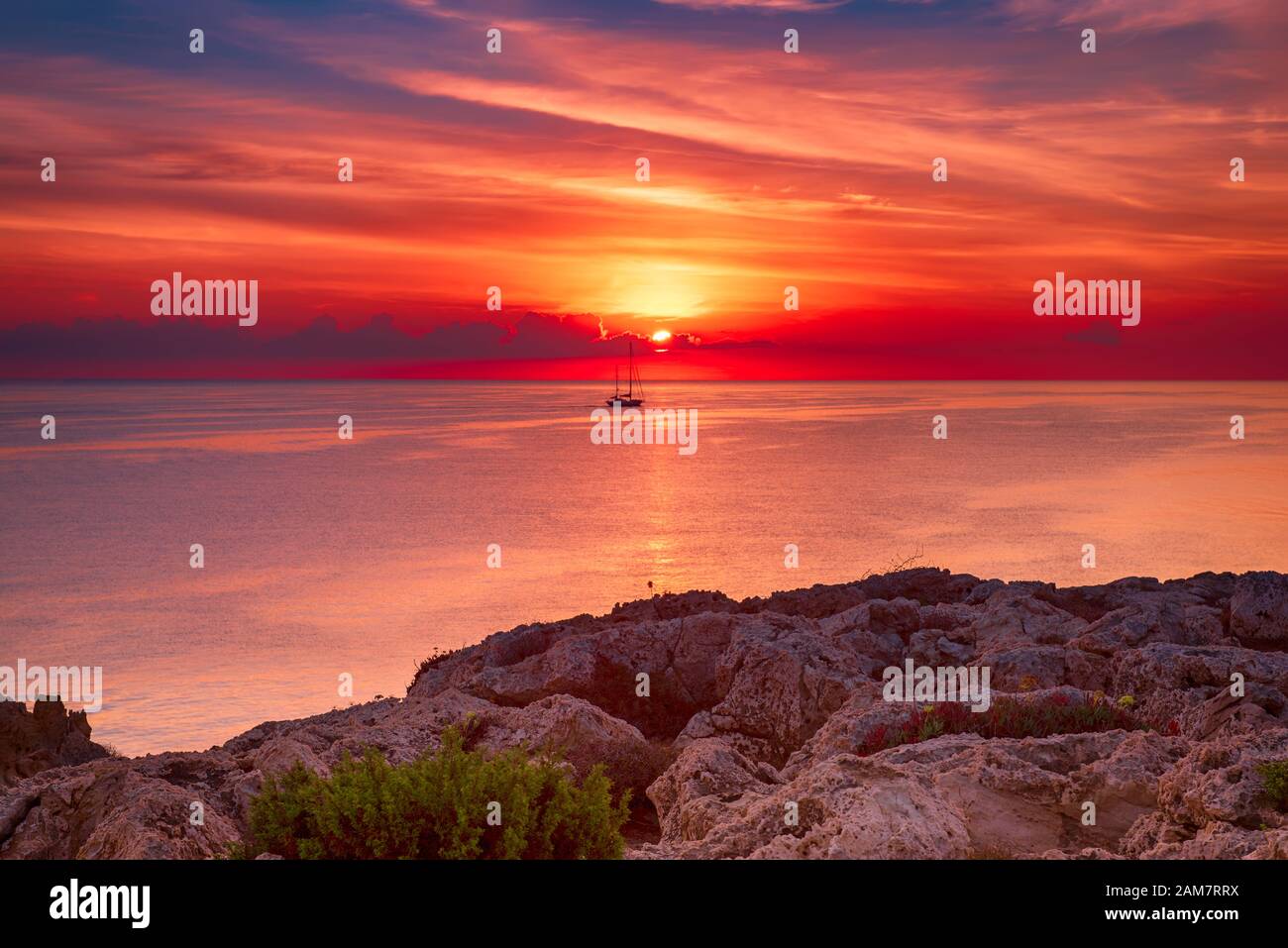 Beau lever de soleil coloré à la mer avec des nuages, le bateau à voile et soleil Banque D'Images