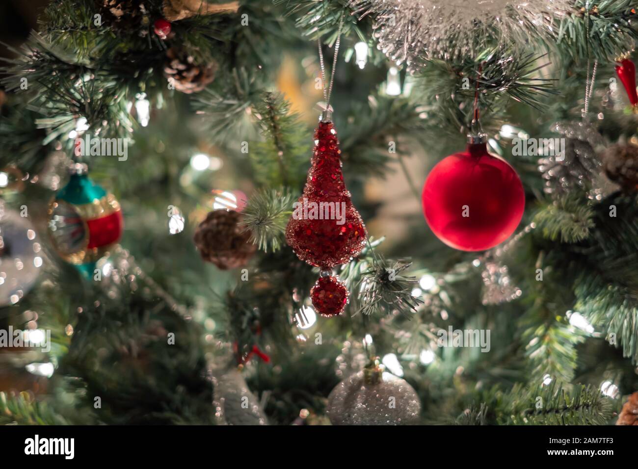 Libre d'un allumé arbre de Noël avec des ornements rouge et argent des lumières de Noël. Banque D'Images