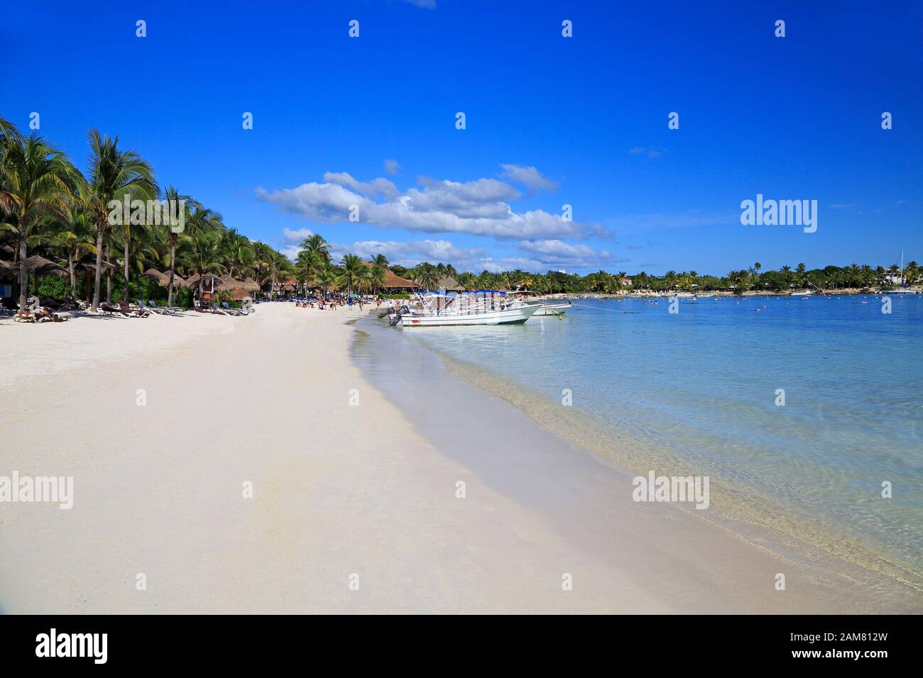 Plage de sable blanc des Caraïbes incluant des bateaux de pêche sur la Riviera Maya, côte du Yucatan, Quintana Roo, Mexique Banque D'Images