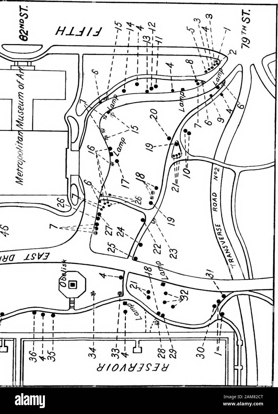 Arbres et arbustes de Central Park . Explications, site no 9 3-4-S-6. 7-8. 9- lO. II. 12. 13-14-A- i6. 17-i8.19. 20.21.22.23- 24. 25- 26. 27. 28.29.3°-31- 32- Nom commun Thorn Cockspur. Acanthopanax. Pin Oak. Érable de Norvège. Ou l'Orme d'Amérique. L'épine-vinette Thunbergs. Le Japon Snowball. Chêne anglais. Le Japon ou nain,Bunges Catalpa Catalpa. Turquie Le Chêne. Tilleul d'Europe. Josika Lilas. Arrowwood. Wayfaring Tree européenne. Ramanus JapanRose, Rose. Seringat ou SweetSyringa (à feuilles d'Or) . L'érable du Japon. Haw noir. American Charme,chêne bleu, WaterBeech. L'anglais de l'orme. Hêtre européen. Saule pleureur. Swamp Banque D'Images