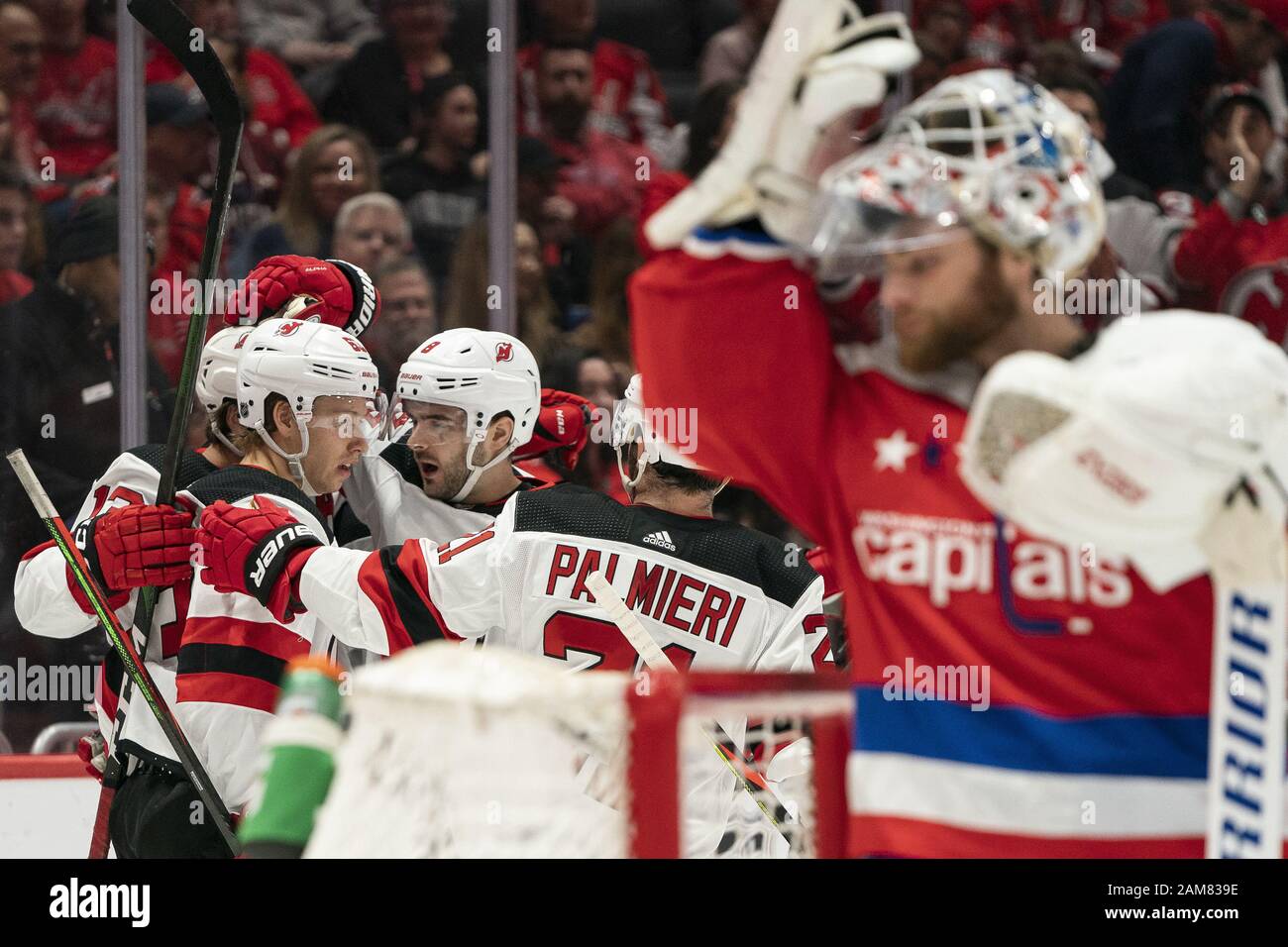 Washington, United States. 11Th Jan, 2020. Devils du New Jersey joueurs célébrer un but inscrit par les Devils du New Jersey center Nico Hischier (13) sur le gardien Braden Holtby Les Capitals de Washington (70) au cours de la première période à Capital One Arena à Washington, DC le Samedi, Janvier 11, 2020. Les Capitales du plomb dans la LNH avec 65 points. Photo par Alex Edelman/UPI UPI : Crédit/Alamy Live News Banque D'Images