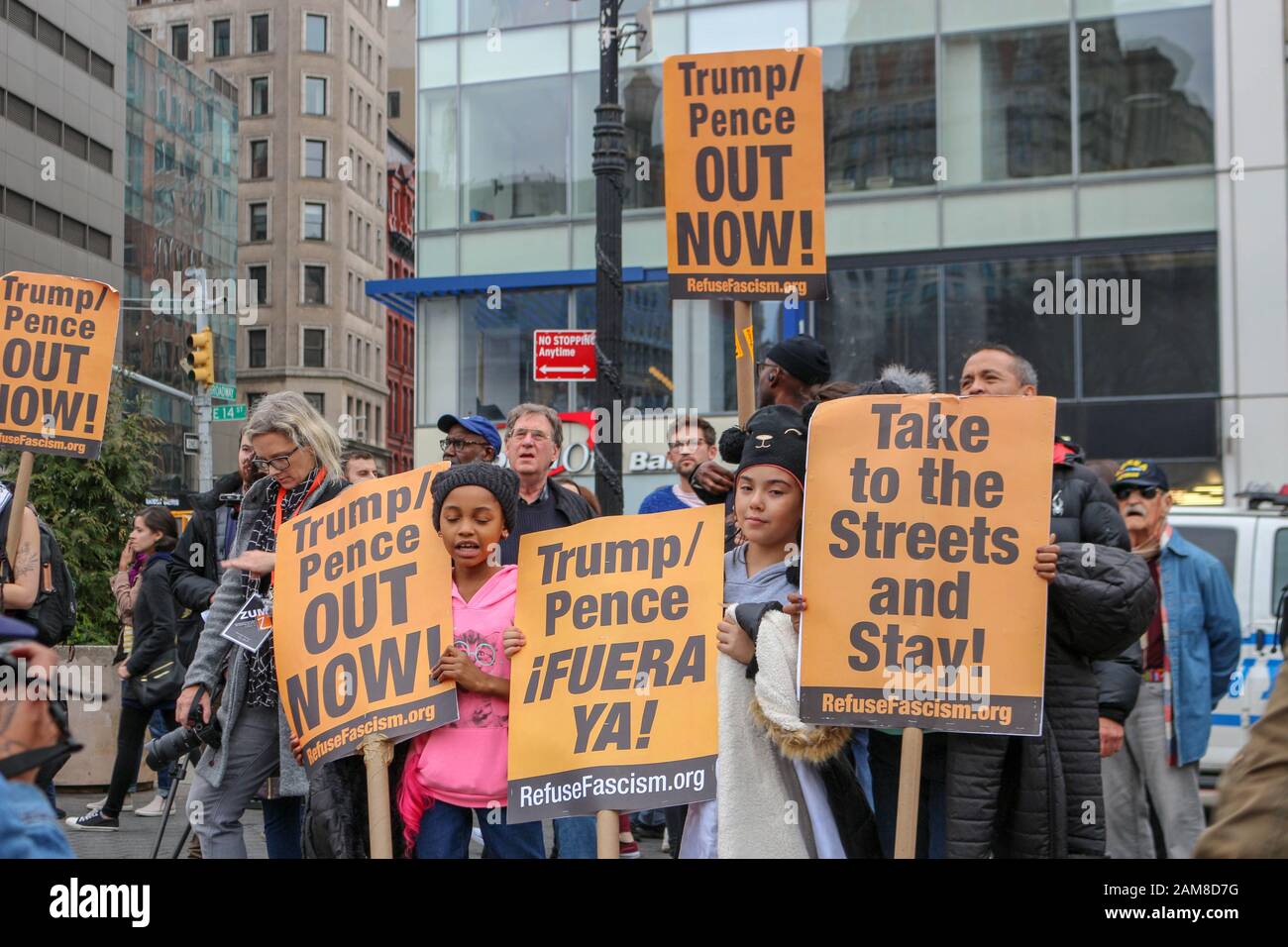New York, États-Unis. 11 janvier 2020. On voit des manifestants tenir des signes anti-Trump lors du rassemblement « Trump/Pence #OUTNOW! » à Union Square à New York le 11 janvier 2020. (Photo De Ryan Rahman/Pacific Press) Crédit: Pacific Press Agency/Alay Live News Banque D'Images