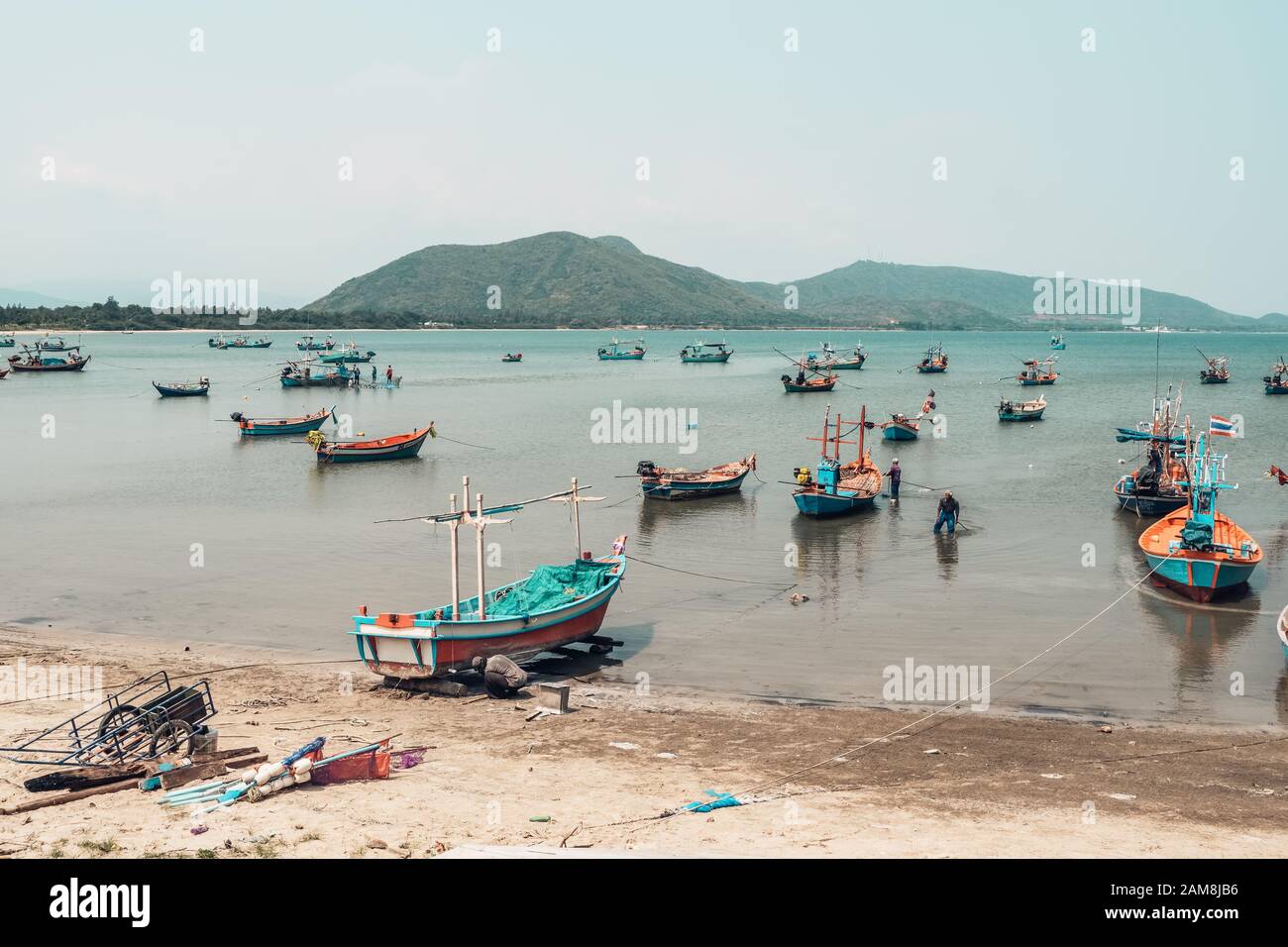 Bateaux de pêche dans la baie de la mer dans le district de Prachuap Khiri Khan, Thaïlande Banque D'Images
