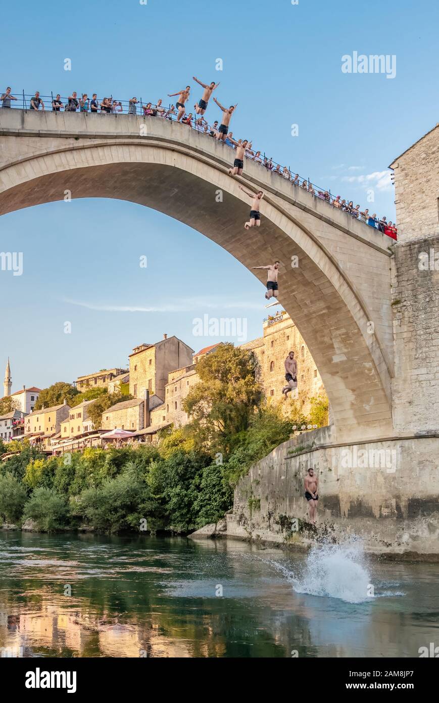 Homme qui sautait d'un pont très ancien à Mostar, en Bosnie-Herzégovine Banque D'Images Homme qui sautait d'un pont très ancien à Mostar, en Bosnie-Herzégovine Banque D'Images