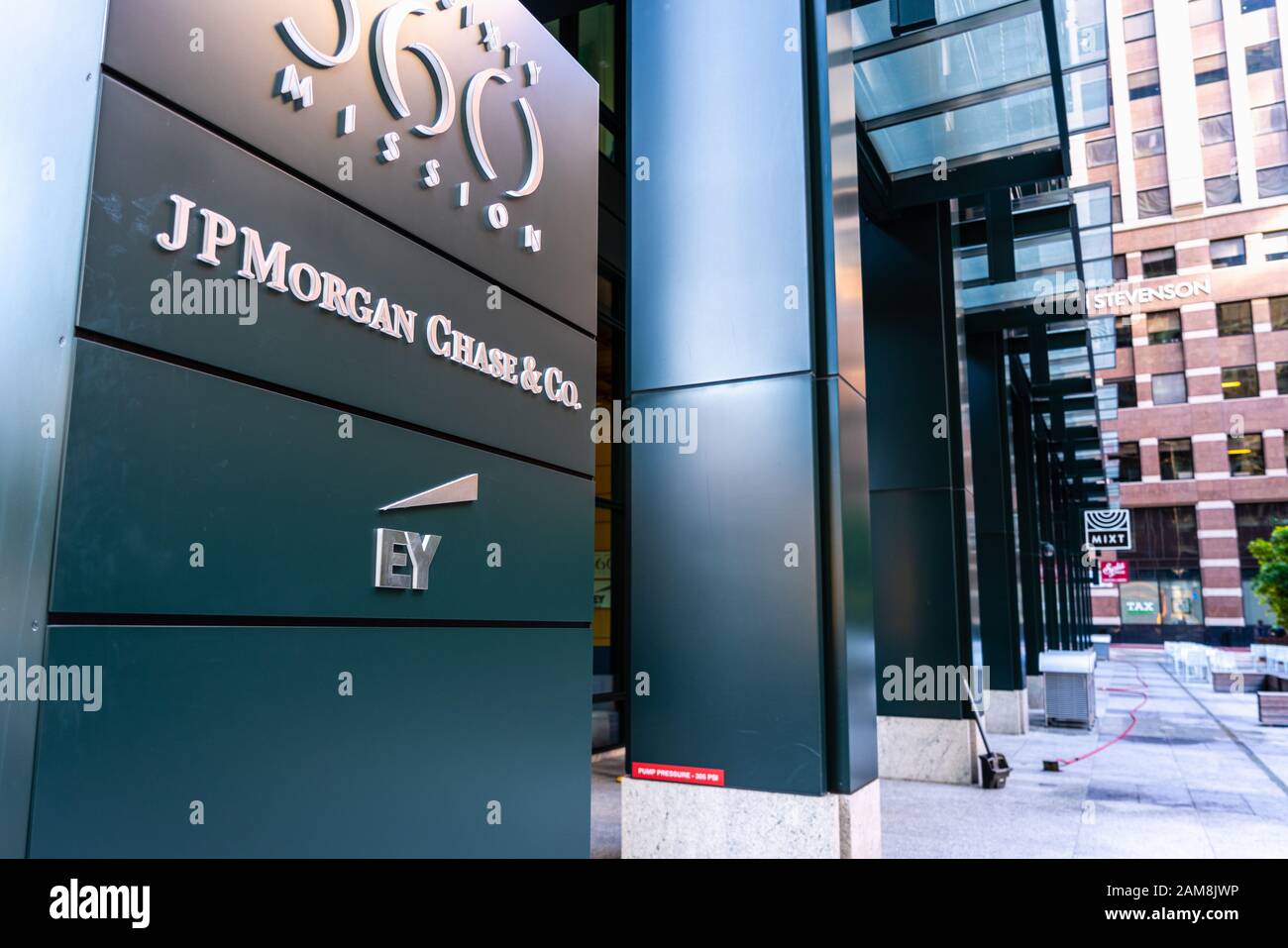 17 décembre 2019 San Francisco / CA / USA - JP Morgan Chase & Co. Et EY bureaux dans le sud du Market District; Banque D'Images