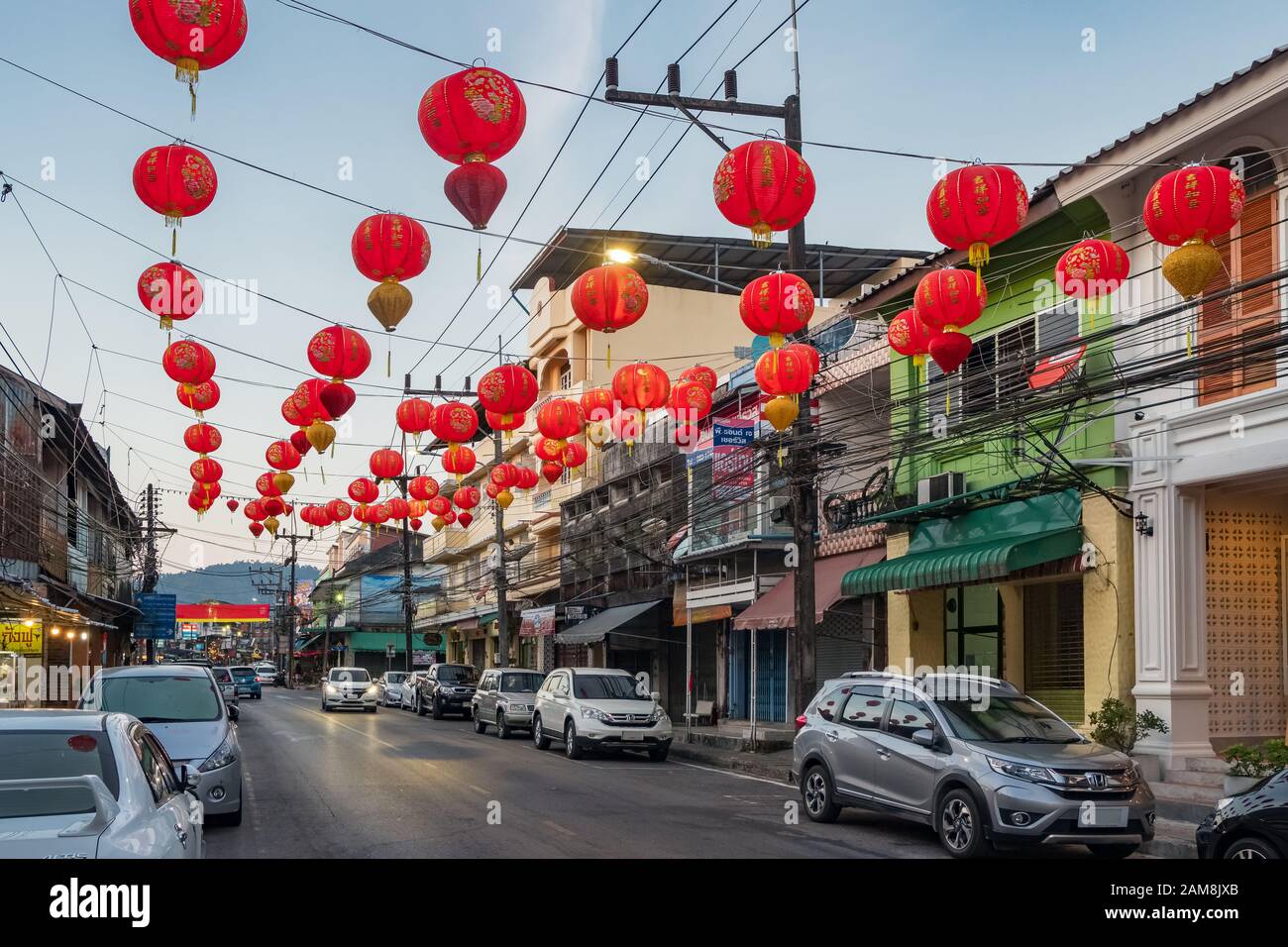 Décoration des lanternes chinoises sur la route principale à Ranong, Thaïlande Banque D'Images