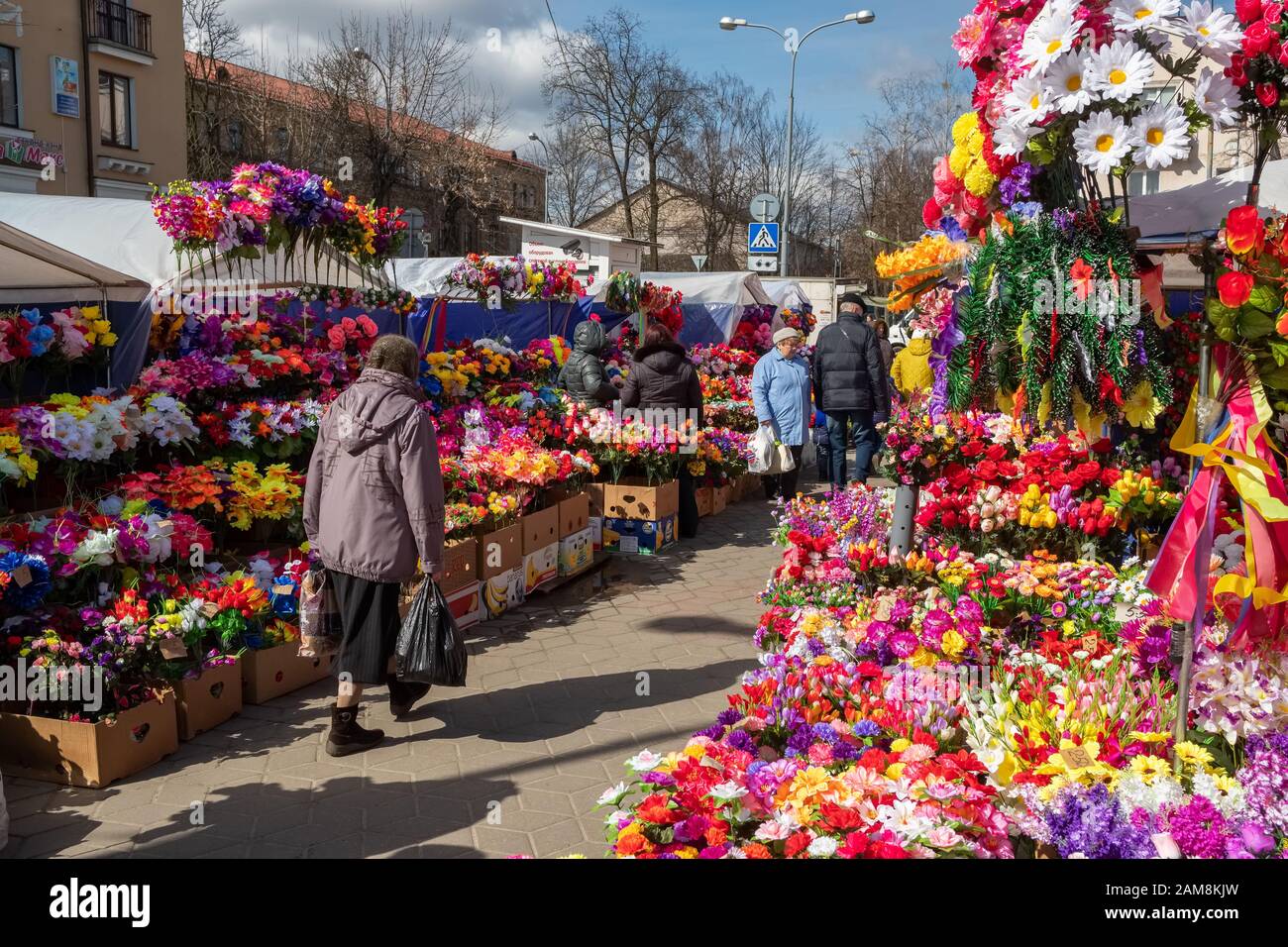 Fleurs artificielles en plastique à vendre à la veille des vacances orthodoxes de Radunitsa, Brest, Biélorussie Banque D'Images