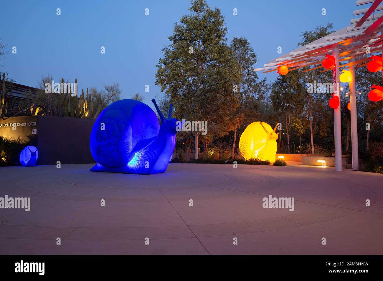 Des Escargots en plastique s'illuminent en début de soirée dans les jardins botaniques du désert de Phoenix, Arizona Banque D'Images