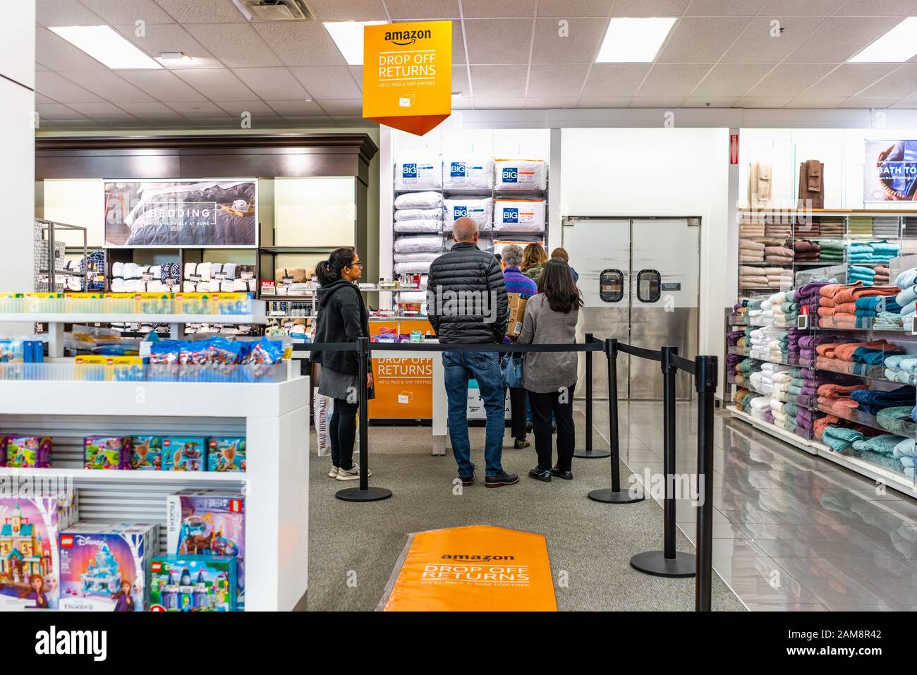 9 janvier 2020 Mountain View / CA / USA - Les Gens qui attendent en ligne pour retourner des produits dans une zone de restitution Amazon Drop Off dans un grand magasin de Kohl; Banque D'Images