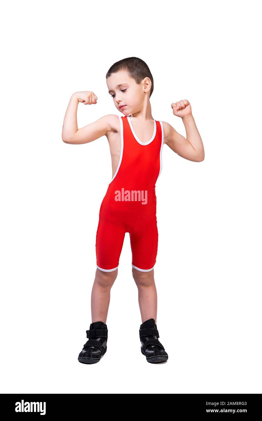 Le concept d'un petit athlète de combat. Un petit garçon drôle dans un  collant de sport rouge montre que ses muscles poussent sur ses bras et  sourit à ses réalisations sur Photo