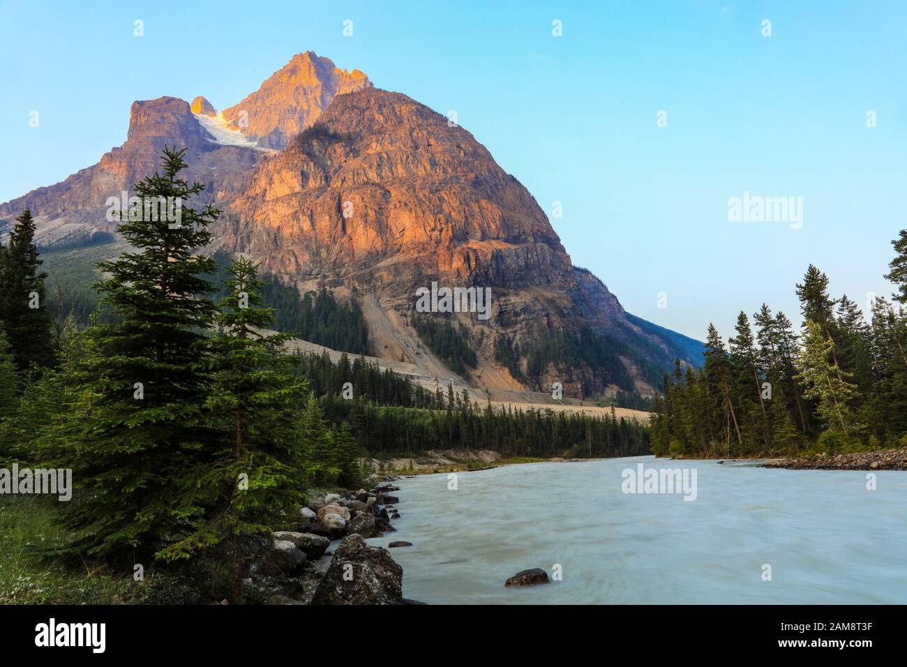Rivière Kicking Horse qui coule sous les Rocheuses canadiennes dans le parc national Yoho Banque D'Images