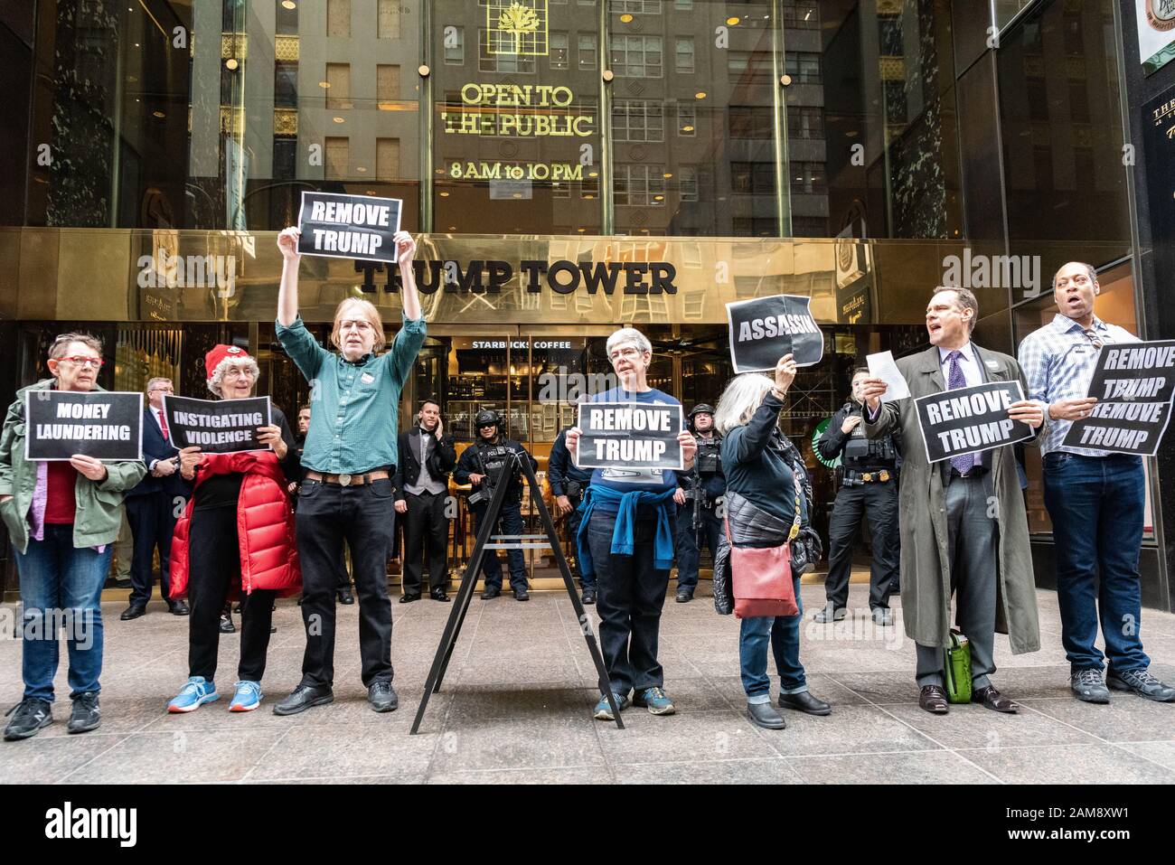 Après avoir déposé une bannière à l'intérieur de la tour Trump et avoir fermé l'emplacement pendant une heure, les membres du groupe d'action non violent Se Sont Mis À Protester devant la tour Trump à New York le 11 janvier 2020. Le groupe de militants exige que Trump soit démis de ses fonctions à la suite de sa destitution. (Photo de Gabriele Holtermann-Gorden/Sipa USA) Banque D'Images