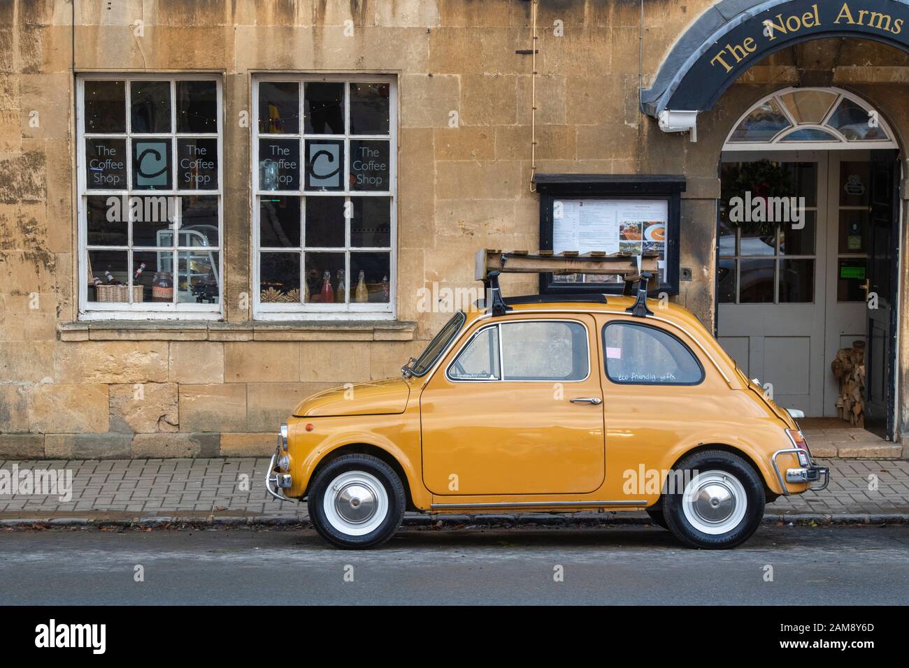 1970 Fiat 500 voiture en dehors des bras de noel à Chipping Campden, Cotswolds, Gloucestershire, Angleterre. Banque D'Images