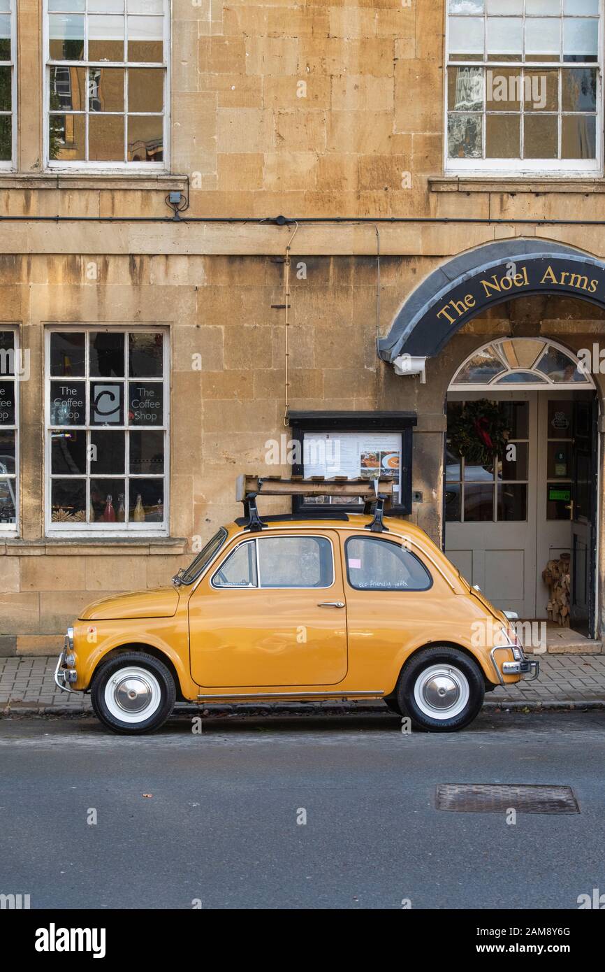 1970 Fiat 500 voiture en dehors des bras de noel à Chipping Campden, Cotswolds, Gloucestershire, Angleterre. Banque D'Images