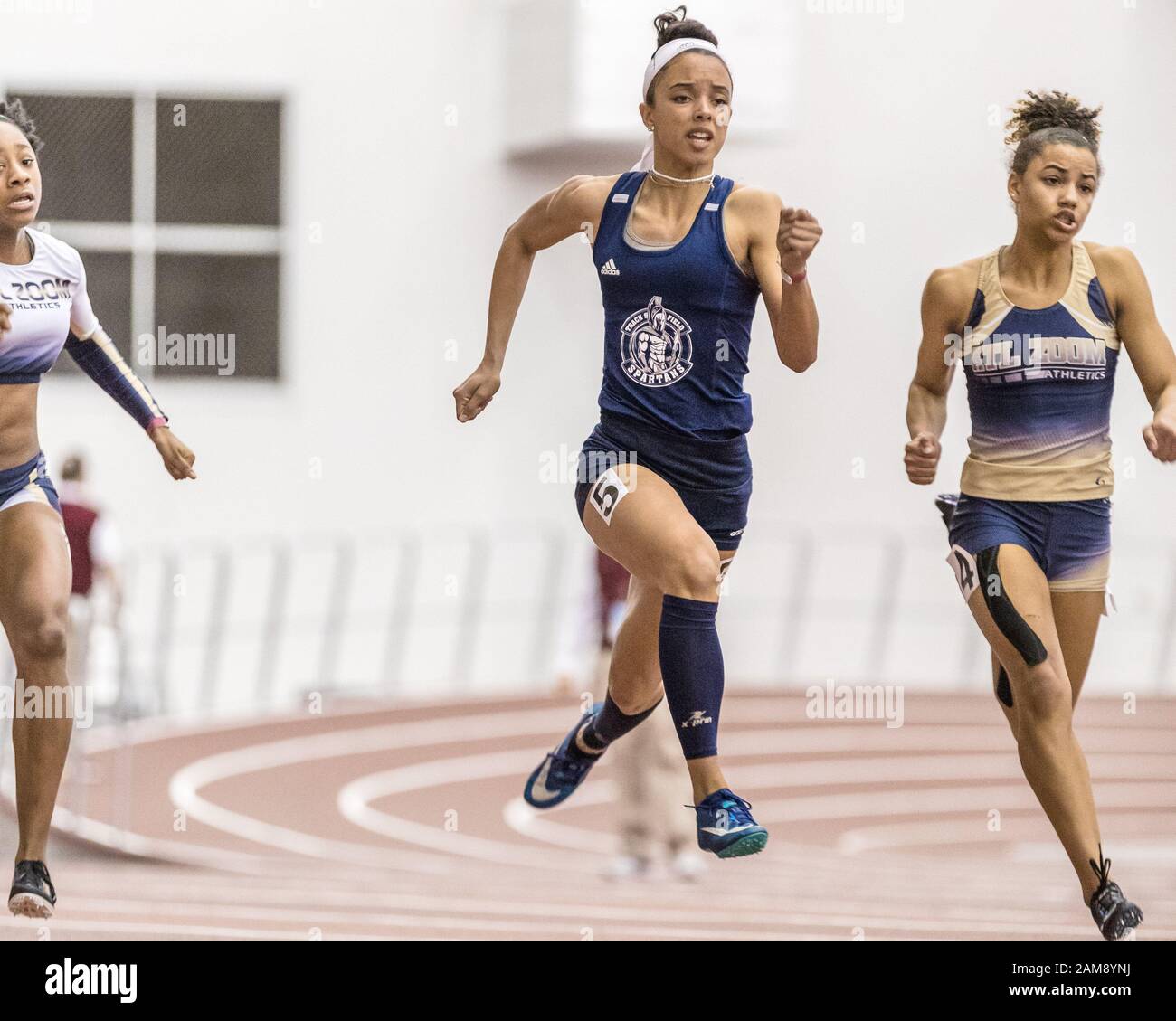 11 janvier 2020 : automne Wilson, centre, pousse pour gagner les filles de 60 mètres de finale de Dash avec une période de 7,51 secondes dans la Texas A&M High School Indoor Classic au McFerrin Athletic Center's Gilliam Indoor Stadium à College Station, Texas. Prentice C. James/CSM Banque D'Images