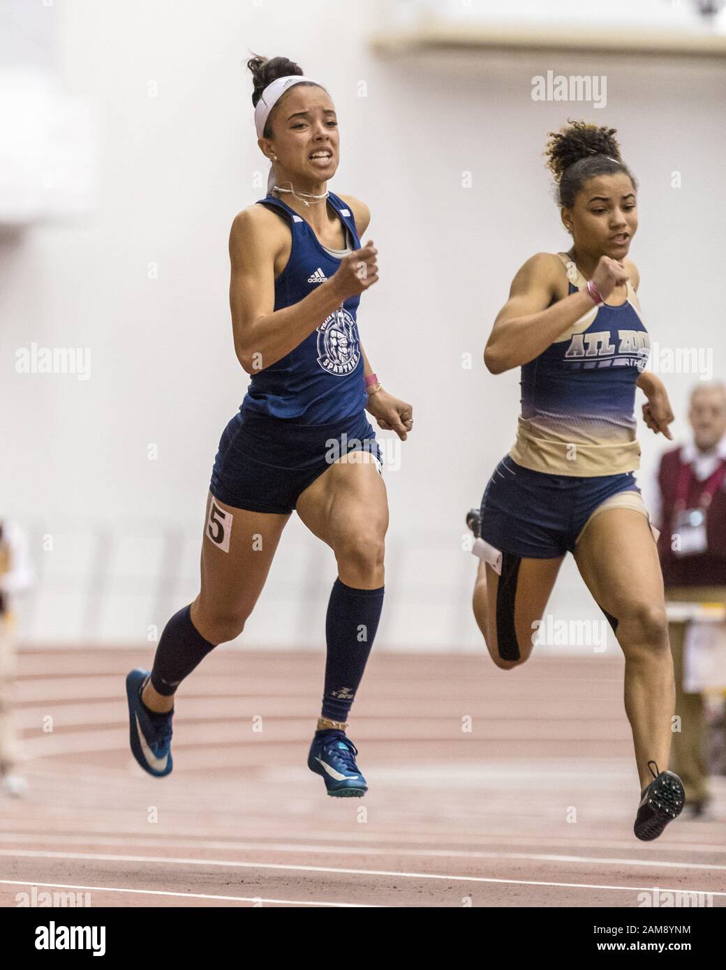 11 janvier 2020 : automne Wilson, à gauche, pousse pour remporter les finales filles de 60 mètres de Dash avec une durée de 7,51 secondes dans la Texas A&M High School Indoor Classic au stade intérieur Gilliam du McFerrin Athletic Center à College Station, Texas. Prentice C. James/CSM Banque D'Images