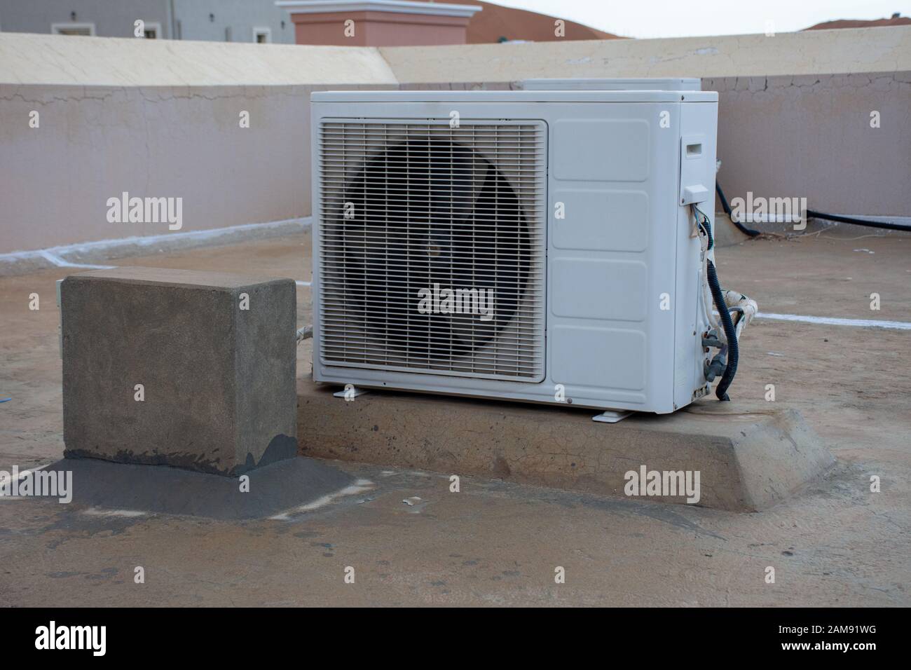 Climatiseur extérieur sur le toit d'une maison résidentielle. Contruction, bricolage, temps chaud, systèmes industriels, concepts. Banque D'Images